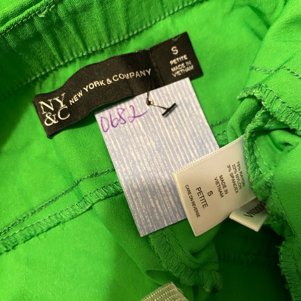 New York & Company Vibrant Kelly Green Petite Jegging Pants. Size S Petite. - Picture 4 of 4